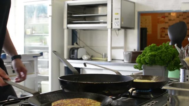 Kochen am Herd - R&ouml;sti Pfanne Kartoffel wenden