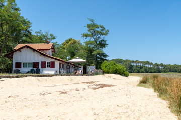 BASSIN D'ARCACHON (France), maison en bois sur la plage