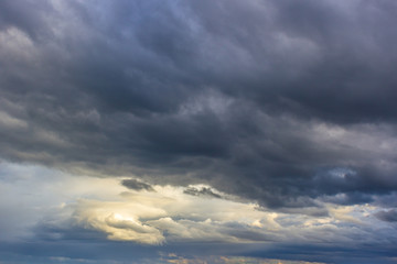 Fototapeta na wymiar Stormy sky with clouds over the field