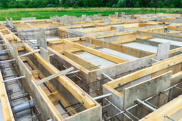 Production of the concrete base under the house with use of a removable timbering.