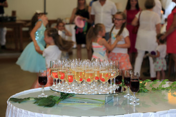 Kieliszki z winem i szampanem na stole w restauracji.