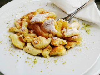 Kaiserschmarrn serviert in Teller