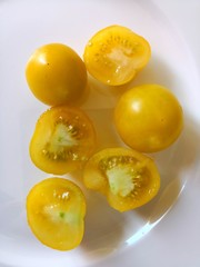 Gelbe Tomaten auf dem Teller 