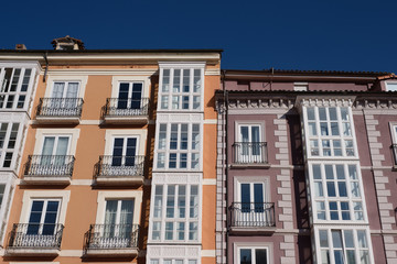 Fototapeta na wymiar Fenster und Fassaden in Burgos, Castilla y León, Spanien