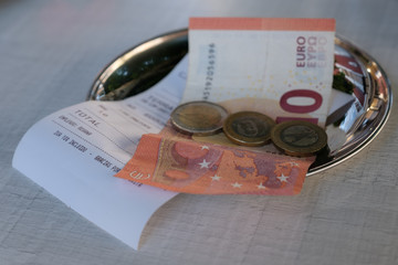 Rechnung bezahlen mit Bargeld in Euro, Trinkgeld
