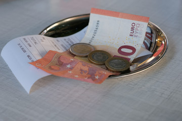 Rechnung bezahlen mit Bargeld in Euro (Trinkgeld)