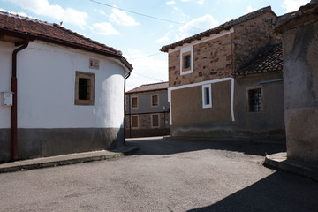 Fototapeta na wymiar Häuser und Kirche in Val de San Lorenzo, Spanien (Nahe Astorga)