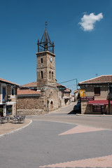 Fototapeta na wymiar Häuser und Kirche in Val de San Lorenzo, Spanien (Nahe Astorga)
