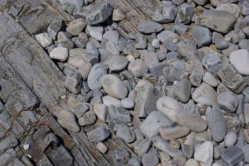 Steiniger Strand am Meer in Nordspanien