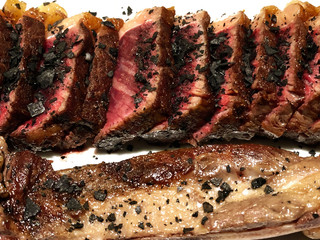 Rosa gebratenes Rindfleisch mit schwarzem Pyramidensalz