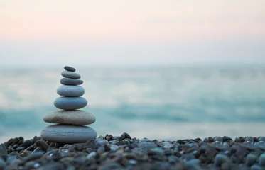  gemaakt van stenen toren op het strand en wazige achtergrond © oktay
