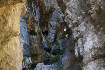 Ruta turistica con túneles excavados en la roca en paralelo al Río Cares  (Ruta del Cares). Desfiladero en Los Picos de Europa entre Asturias y León. España