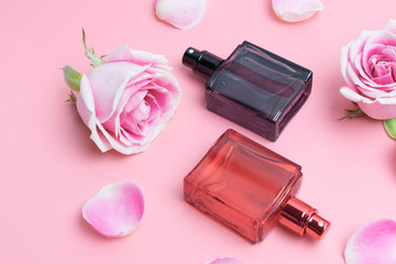 Obraz na płótnie Canvas Perfume bottles on pink background