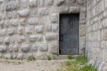 Fototapeta na wymiar Türe im Fort de Joux: Eine Festung in Frankreich an der Grenze zur Schweiz