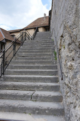 Obraz premium Steintreppe im Fort de Joux: Eine Festung in Frankreich an der Grenze zur Schweiz