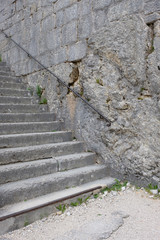 Steintreppe im Fort de Joux: Eine Festung in Frankreich an der Grenze zur Schweiz