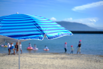 砂浜のビーチパラソル
