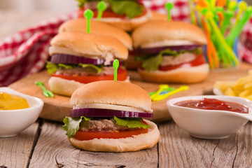 Mini burgers. 
