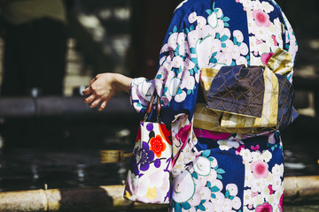浴衣で参拝する女性