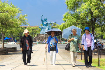 長崎平和公園と高齢女性