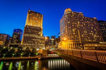 Obraz premium Bridge and modern buildings along the Chicago River at night, in Chicago, Illinois