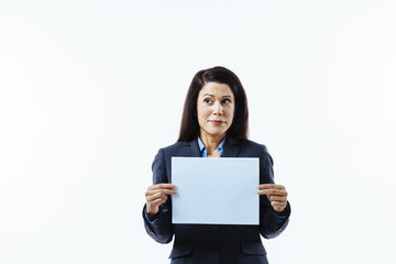 Naklejka premium Portrait of a smiling woman holding blank sign and looking to side, isolated on white studio background