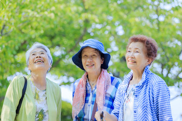 九州旅行を楽しむ高齢女性