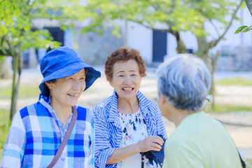 九州旅行を楽しむ高齢女性