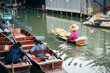 Obraz premium Damnoen Saduak floating market is the most famous traditional floating market in Thailand at Damnoen Saduak district in Ratchaburi province near Bangkok Thailand