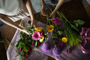 女性は二人で花束を作ろうとしている