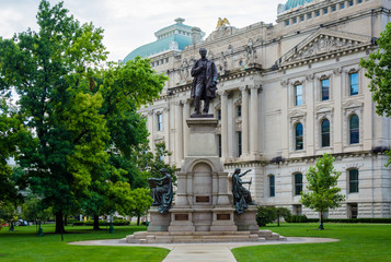 Fototapeta premium Memorial and the Indiana State House in Indianapolis, Indiana