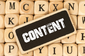 Verschiedene Holz Buchstaben und das Wort Content
