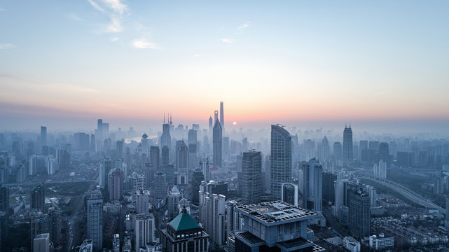 Fototapeta widok z lotu ptaka Szanghaju w mglisty świt