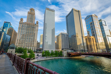 Naklejka premium Wieżowce wzdłuż rzeki Chicago w Chicago, Illinois