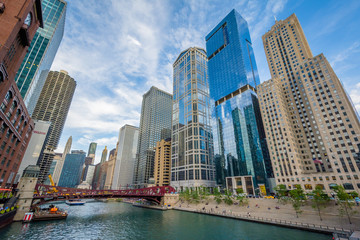 Obraz na płótnie Canvas Skyscrapers along the Chicago River, in Chicago, Illinois