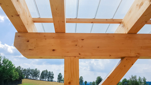 Balken auf Dach Deckenbalken mit Plexiglas Überdachung – Stock-Foto | Adobe  Stock