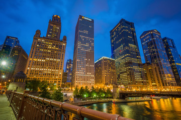 Fototapeta premium Skyscrapers along the Chicago River at night in Chicago, Illinois