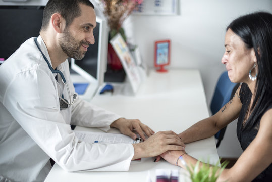 Medico si prende cura di giovane paziente