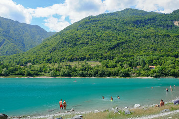 Panorama di un Lago dall'acqua di color smeraldo - Lago di Tenno, Trentino, Italia