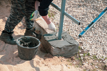 Obraz premium Work concrete the post on the construction site