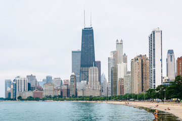 Fototapeta na wymiar The Chicago skyline from North Avenue Beach