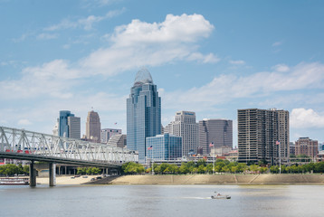 Naklejka premium The Cincinnati skyline and Ohio River, seen from Newport, Kentucky.