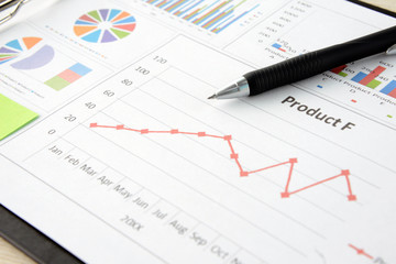 ビジネスチャートとボールペン