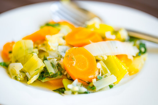 Zeytinyagli pirasa - a traditional turkish vegan dish with carrots, leek, herbs and olive oil