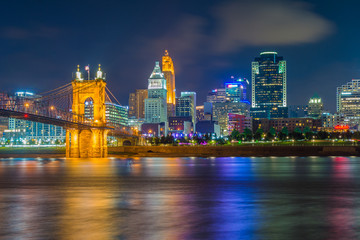 Obraz premium The Cincinnati skyline and Ohio River at night, seen from Covington, Kentucky,