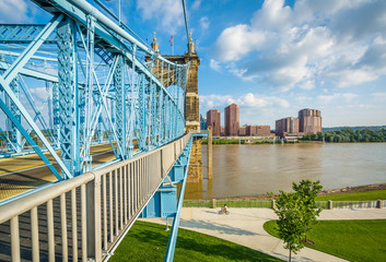 Obraz premium The John A. Roebling Suspension Bridge, seen from Smale Riverfront Park, in Cincinnati, Ohio.
