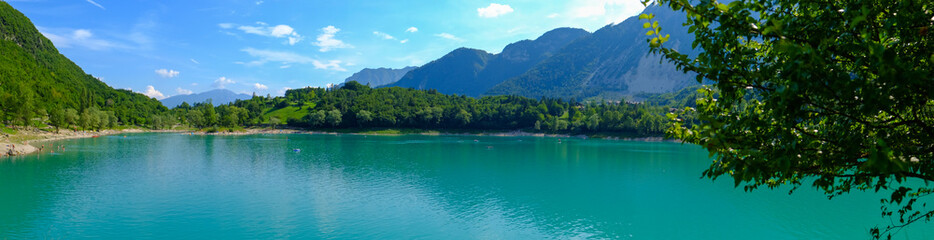 Fototapeta na wymiar Panorama di un Lago dall'acqua di color smeraldo - Lago di Tenno, Trentino, Italia