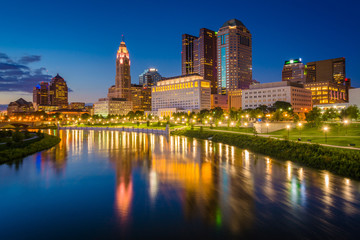 Fototapeta na wymiar The Scioto River and Columbus skyline at night, in Columbus, Ohio.