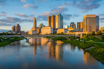 Obraz na płótnie Canvas The Scioto River and Columbus skyline at sunset, in Columbus, Ohio.