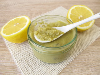 Ein Glas Olivenmarmelade und Zitrone